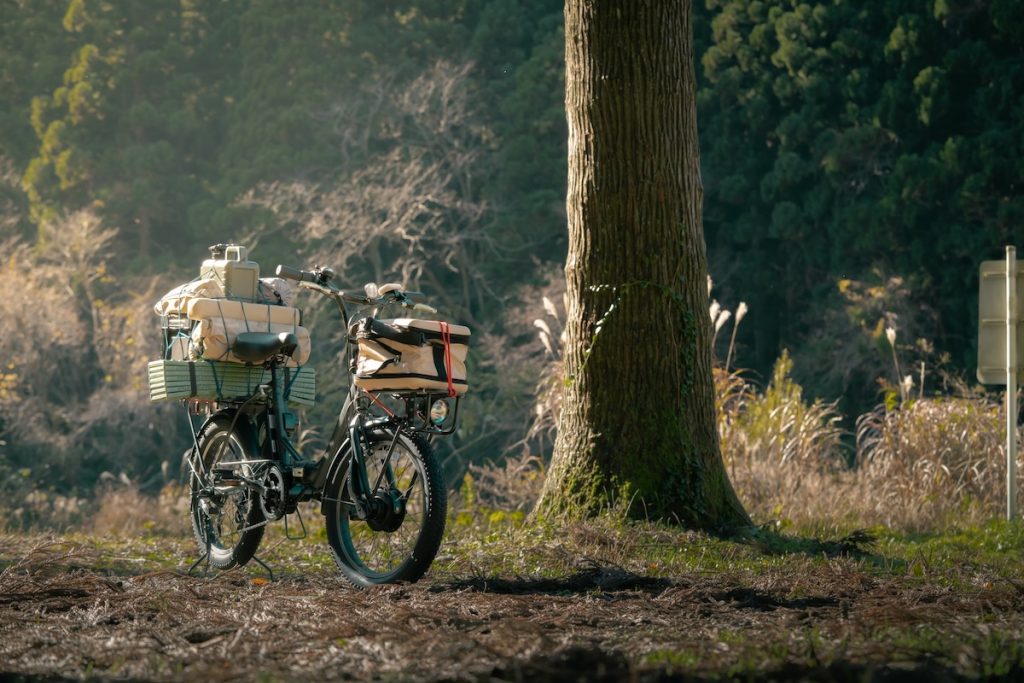 折りたたみ自転車ながら前後にたくさんの荷物を載せられるオリジナルパイプキャリアを搭載