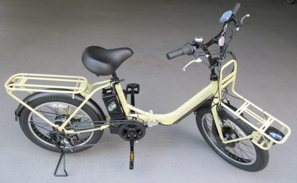 折りたたみ自転車ながら前後にたくさんの荷物を載せられるオリジナルパイプキャリアを搭載